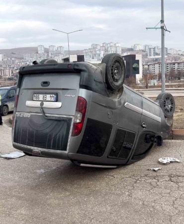 elazigda-otomobil-ile-hafif-ticari-arac-carpisti-1-kisi-yaralandi-D9i9AHwf.jpg