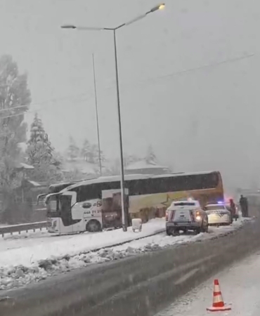 elazigda-yogun-kar-yagisi-trafigi-felc-etti-kazalar-ardi-ardina-geldi-ibzvQTBQ.jpg