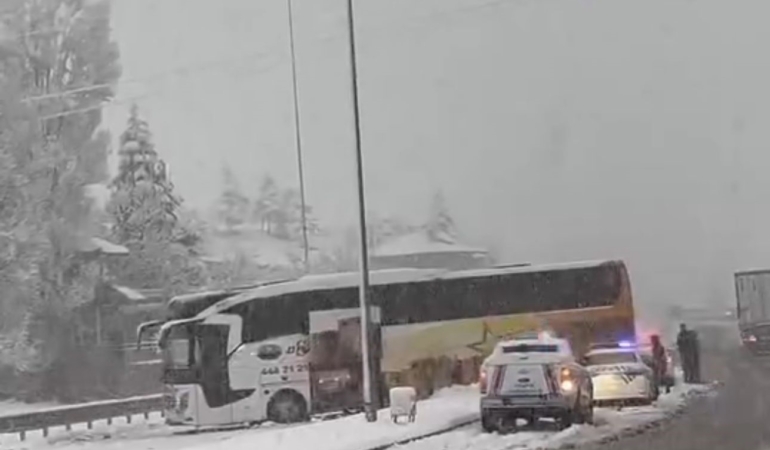elazigda-yogun-kar-yagisi-trafigi-felc-etti-kazalar-ardi-ardina-geldi-ibzvQTBQ.jpg