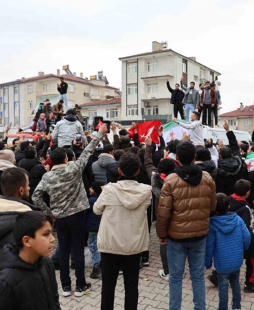 elazigdaki-suriyeliler-esedin-gidisini-coskuyla-kutladi-gj6x95eO.jpg