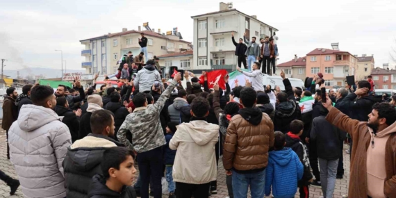 Elazığ’daki Suriyeliler Esed’in gidişini coşkuyla kutladı Elazığ’daki Suriyeliler Esed’in gidişini coşkuyla kutladı