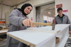 elazigin-tek-kiz-mobilya-tasarim-ogrencisi-kadin-isterse-her-seyi-basarir-bxcWDRE4.jpg