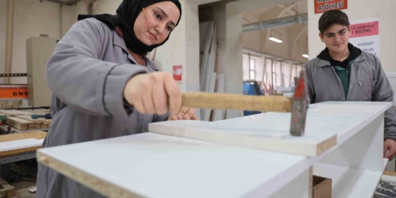 Elazığ’ın Tek Kız Mobilya Tasarım Öğrencisi: “Kadın İsterse Her Şeyi Başarır”