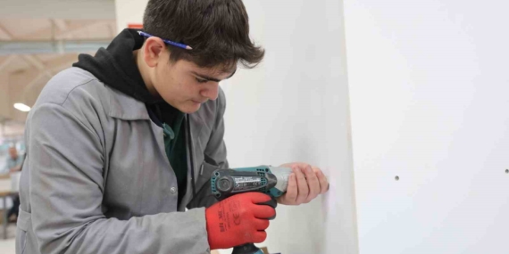 Elazığ'daki Bir Lise Fabrika Gibi Çalışıyor: Öğrencilerden 7 Milyonluk Başarı Elazığ’daki Bir Lise Fabrika Gibi Çalışıyor: Öğrencilerden 7 Milyonluk Başarı