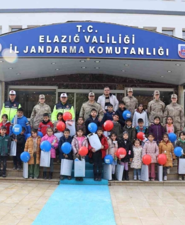 minik-ogrencilerden-jandarmaya-ziyaret-pDrIzBin.jpg