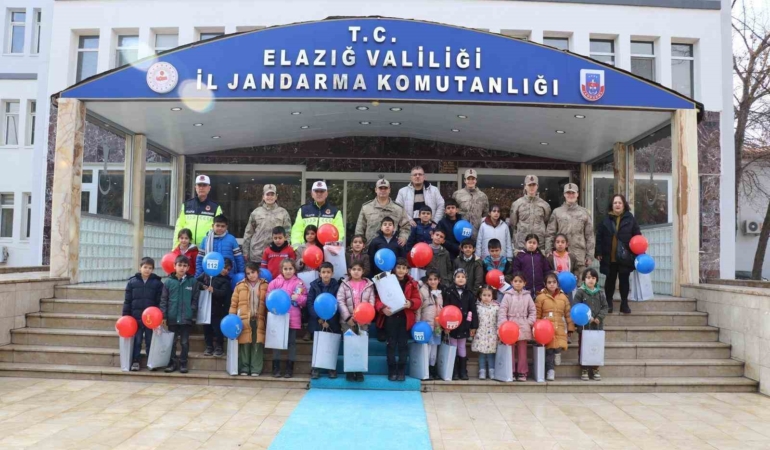 minik-ogrencilerden-jandarmaya-ziyaret-pDrIzBin.jpg