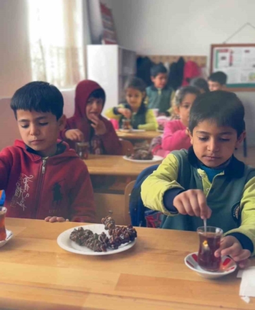 ogrencileriyle-birlikte-orcik-yapti-sosyal-medyada-milyonlar-izledi-CANDUjHb.jpg