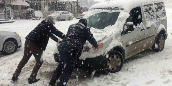 Tarihi Harput’ta Kar Yağışı: Sürücülerin İmdadına Jandarma Yetişti
