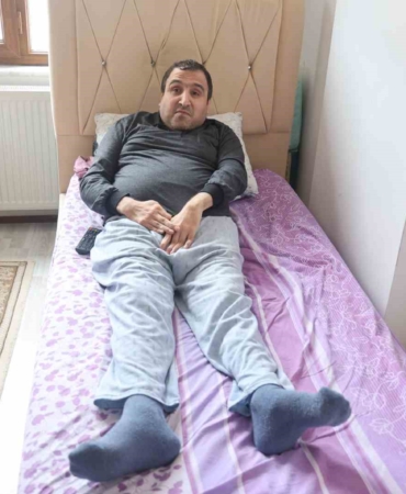 ambulans-kazasinda-yaralanan-saglik-personeli-oguz-boydak-15-yildir-yataga-bagimli-yasiyor-nZQWJeY5.jpg