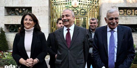 DEM Parti Heyeti Barış Sürecine Destek Arayışında: İmralı Görüşmeleri ve Siyasi Temaslar Sürüyor DEM Parti Heyeti Barış Sürecine Destek Arayışında: İmralı Görüşmeleri ve Siyasi Temaslar Sürüyor