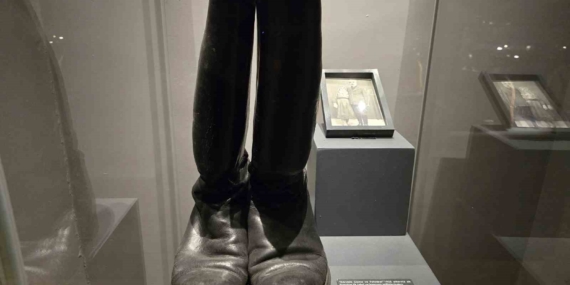 Elazığ Kent Müzesi’nde Tarihe Yolculuk: İlk Şoförlerden Mustafa Atik’in Körüklü Çizmeleri Sergileniyor Elazığ Kent Müzesi’nde Tarihe Yolculuk: İlk Şoförlerden Mustafa Atik’in Körüklü Çizmeleri Sergileniyor