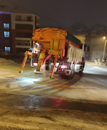 elazigda-buzlanmaya-karsi-tuzlama-calismasi-Y6LEUmYv.jpg