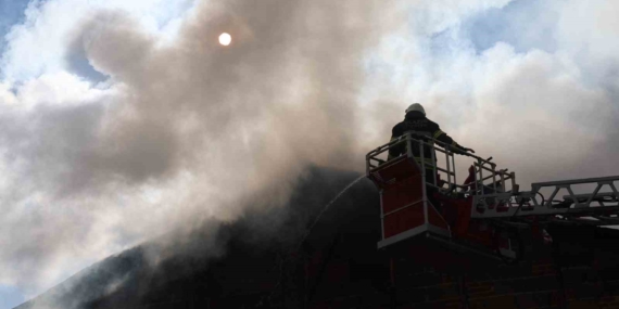 Elazığ’da 2 Katlı Binanın Çatısında Yangın Elazığ’da 2 Katlı Binanın Çatısında Yangın