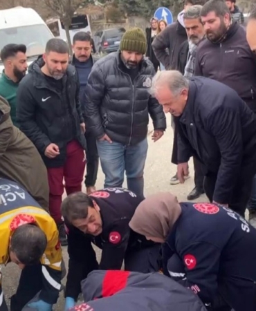 elazigda-feci-kaza-motokurye-otomobilin-altinda-kaldi-KRR9GmJZ.jpg