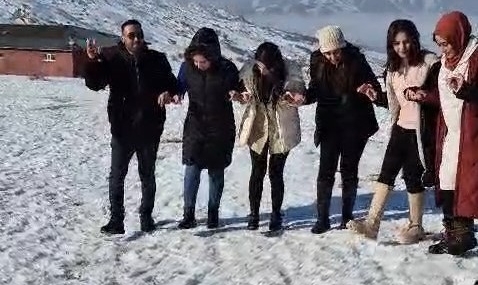Elazığ’da Hazarbaba Kayak Merkezi’nde Kar Üzerinde Halay Şöleni Elazığ’da Hazarbaba Kayak Merkezi’nde Kar Üzerinde Halay Şöleni