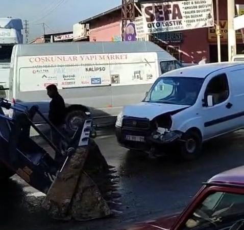elazigda-kepce-ile-hafif-ticari-arac-carpisti-8Obt2cAS.jpg