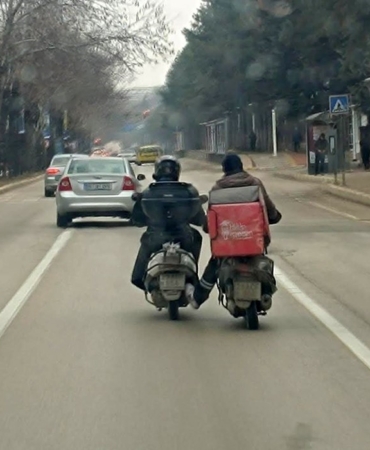 elazigda-motokuryelerin-trafikte-tehlikeli-hareketleri-kameraya-yansidi-rgXKpCWq.jpg