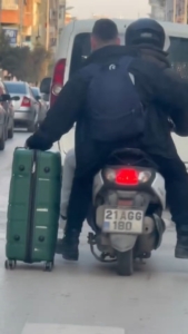 elazigda-motosikletle-valiz-tasiyan-gencler-saskinlik-yaratti-GKI3S9FA.jpg