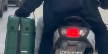 elazigda-motosikletle-valiz-tasiyan-gencler-saskinlik-yaratti-GKI3S9FA.jpg