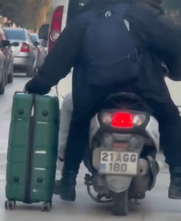 elazigda-motosikletle-valiz-tasiyan-gencler-saskinlik-yaratti-GKI3S9FA.jpg