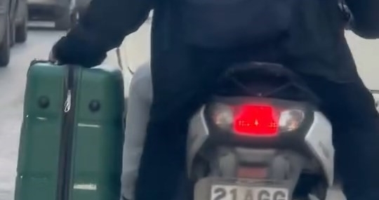 Elazığ'da Motosikletle Valiz Taşıyan Gençler Şaşkınlık Yarattı Elazığ’da Motosikletle Valiz Taşıyan Gençler Şaşkınlık Yarattı