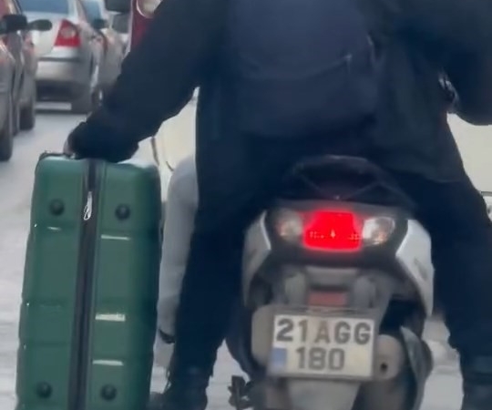 elazigda-motosikletle-valiz-tasiyan-gencler-saskinlik-yaratti-GKI3S9FA.jpg