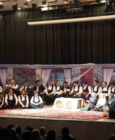 elazigda-sahnelenen-muzikal-tiyatro-begeni-topladi-EYpDTiRP.jpg