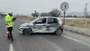 elazigda-trafik-kazasi-1i-agir-3-kisi-yaralandi-yGIMwNLX.jpg