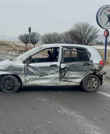 elazigda-trafik-kazasi-1i-agir-3-kisi-yaralandi-yGIMwNLX.jpg
