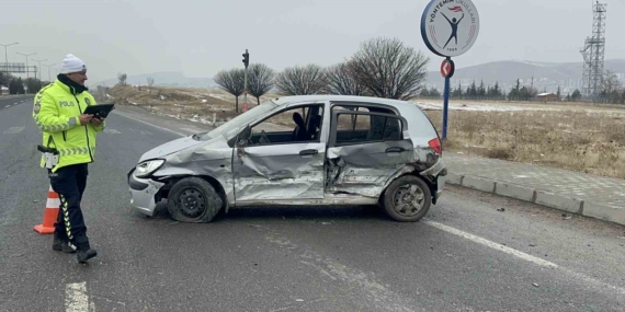 Elazığ’da Trafik Kazası: 1’i Ağır 3 Kişi Yaralandı Elazığ’da Trafik Kazası: 1’i Ağır 3 Kişi Yaralandı