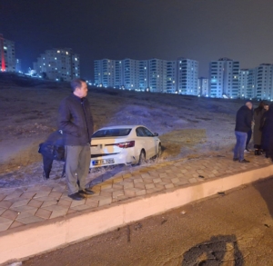 elazigda-trafik-magandasi-dehseti-carptigi-araci-yol-disina-savurup-kacti-RjIWsnOk.jpg
