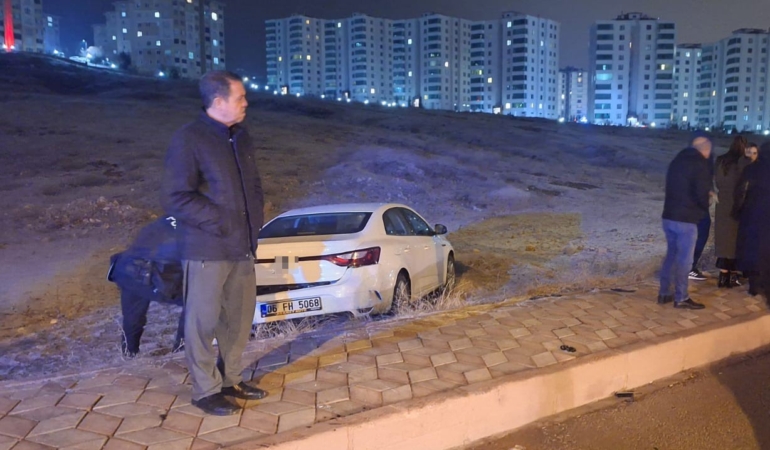 elazigda-trafik-magandasi-dehseti-carptigi-araci-yol-disina-savurup-kacti-RjIWsnOk.jpg