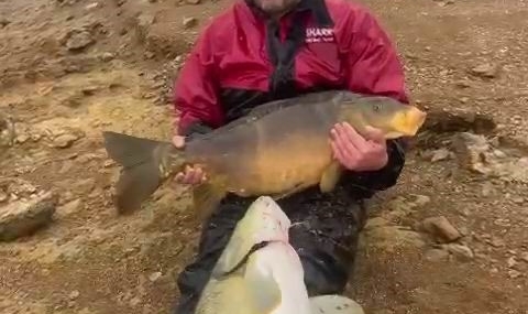 Elazığ'da Vatandaşın İlginç Balık Tutma Anı: Tuttuğu Balıklara Ninni Söyledi Elazığ’da Vatandaşın İlginç Balık Tutma Anı: Tuttuğu Balıklara Ninni Söyledi