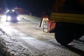 elazigda-yolda-mahsur-kalan-araclar-kurtarildi-m6NHwOKW.jpg