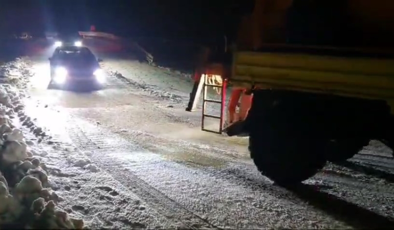 elazigda-yolda-mahsur-kalan-araclar-kurtarildi-m6NHwOKW.jpg