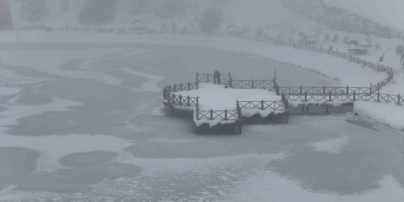 Erzincan’da buz tutan şelale, göl ve göletler havadan görüntülendi