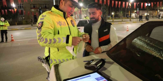 Farlarını açmayı unuttu, yeni yılın ilk cezasını yedi