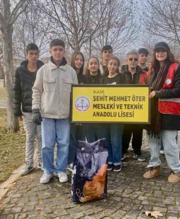 ogrencilerden-can-dostlara-su-ve-mama-destegi-phUL6BgM.jpg