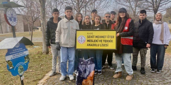 Öğrencilerden can dostlara su ve mama desteği Öğrencilerden can dostlara su ve mama desteği