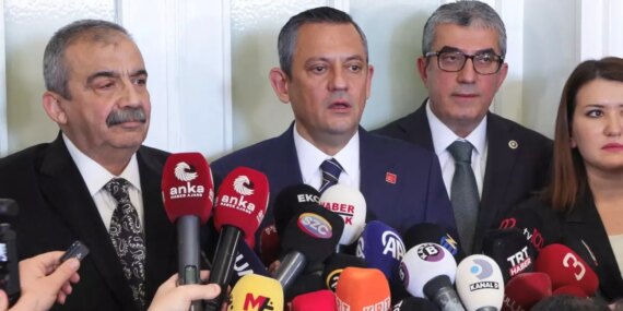Özgür Özel, DEM Parti Heyetini Kabul Etti: "Barış İçin Toplumsal Mutabakat Şart" Özgür Özel, DEM Parti Heyetini Kabul Etti: “Barış İçin Toplumsal Mutabakat Şart”