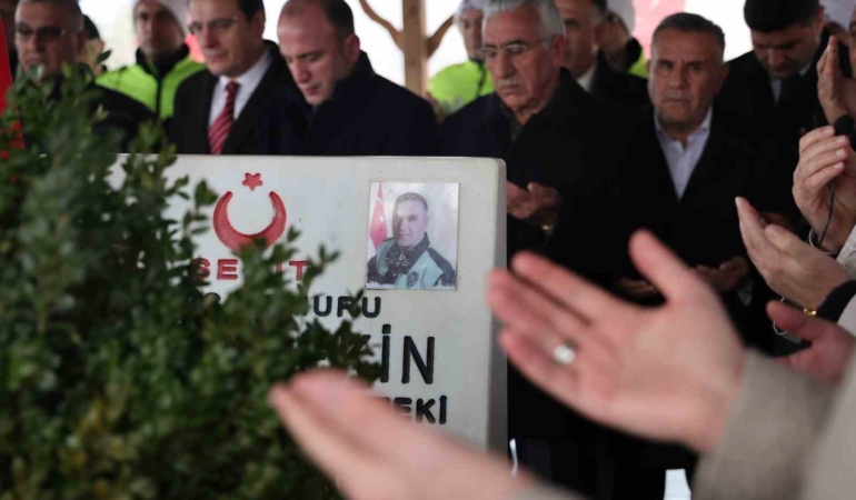 sehit-polis-fethi-sekin-elazigda-kabri-basinda-dualarla-anildi-7hCOnxPv.jpg