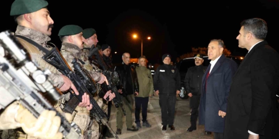 Vali Usta, yılın son ve ilk bebeklerine altın taktı Vali Usta, yılın son ve ilk bebeklerine altın taktı