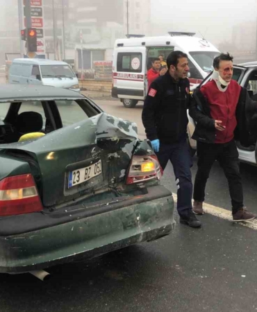 yogun-sis-ve-buzlanma-zincirleme-kazayi-beraberinde-getirdi-6-arac-carpisti-3-yarali-gODvkAvY.jpg