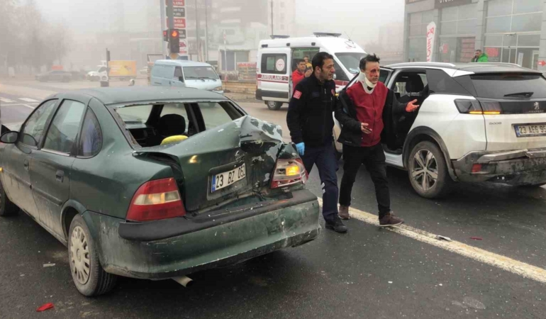 yogun-sis-ve-buzlanma-zincirleme-kazayi-beraberinde-getirdi-6-arac-carpisti-3-yarali-gODvkAvY.jpg