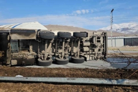 adilcevazda-hammadde-yuklu-tir-devrildi-surucu-yaralandi-jR2ES1eJ.jpg