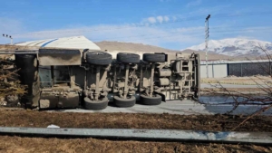 adilcevazda-hammadde-yuklu-tir-devrildi-surucu-yaralandi-jR2ES1eJ.jpg