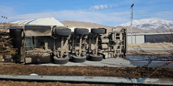 Adilcevaz'da Hammadde Yüklü Tır Devrildi, Sürücü Yaralandı Adilcevaz’da Hammadde Yüklü Tır Devrildi, Sürücü Yaralandı