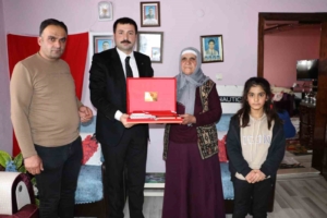 agri-diyadin-kaymakamindan-sehit-ailesine-ziyaret-nMfax9Af.jpg