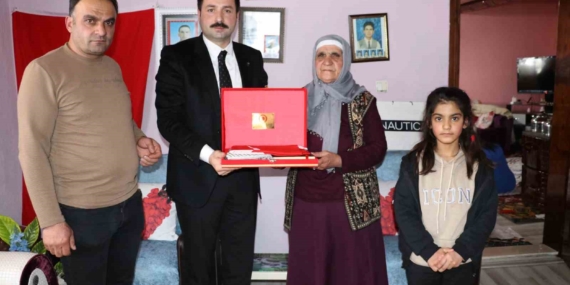 Ağrı Diyadin Kaymakamı'ndan Şehit Ailesine Ziyaret Ağrı Diyadin Kaymakamı’ndan Şehit Ailesine Ziyaret