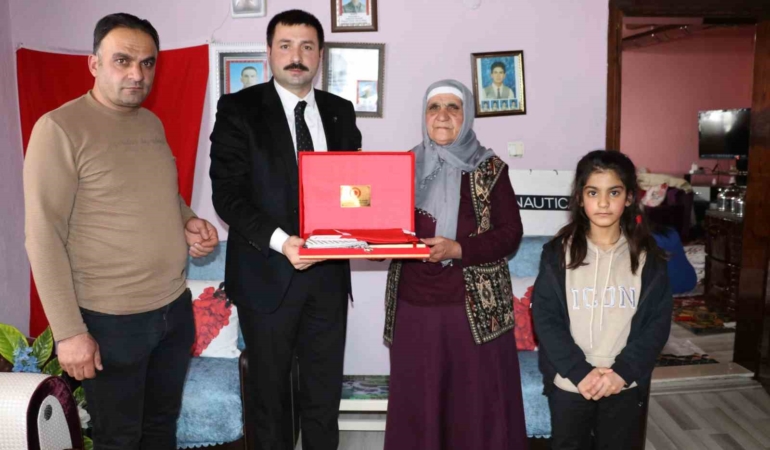agri-diyadin-kaymakamindan-sehit-ailesine-ziyaret-nMfax9Af.jpg